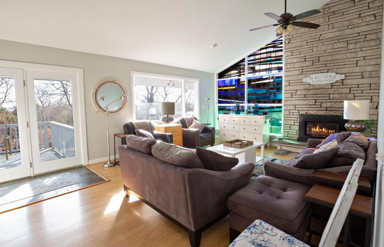 그로튼 Unique Retreat With Private Patio, 4 King Beds And Bbq 빌라 외부 사진