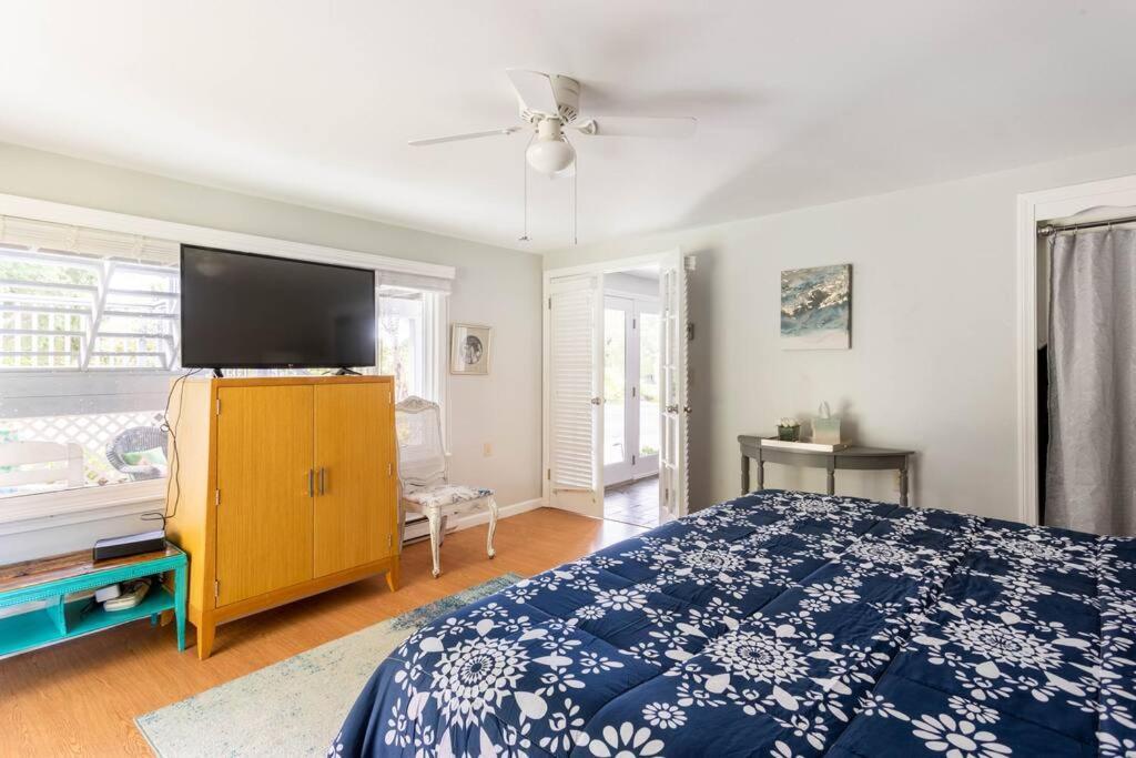 그로튼 Unique Retreat With Private Patio, 4 King Beds And Bbq 빌라 외부 사진