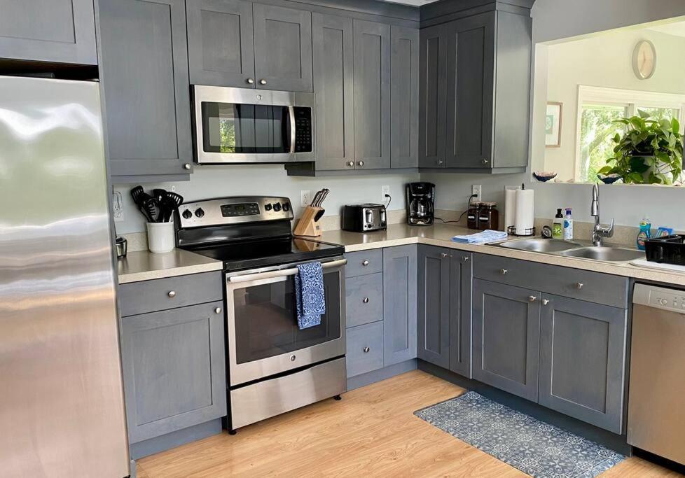 그로튼 Unique Retreat With Private Patio, 4 King Beds And Bbq 빌라 외부 사진