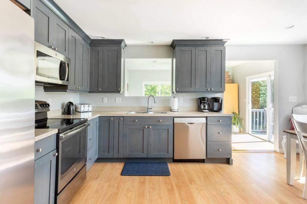 그로튼 Unique Retreat With Private Patio, 4 King Beds And Bbq 빌라 외부 사진
