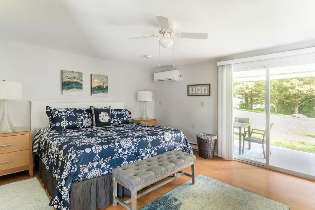 그로튼 Unique Retreat With Private Patio, 4 King Beds And Bbq 빌라 외부 사진