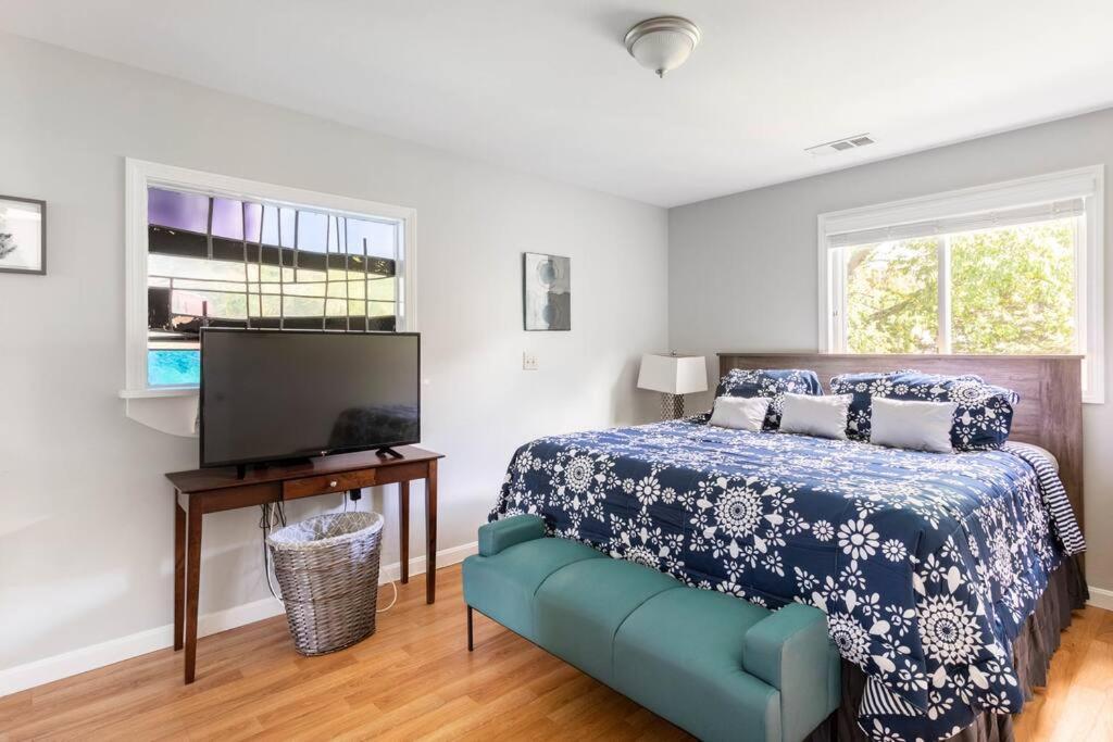그로튼 Unique Retreat With Private Patio, 4 King Beds And Bbq 빌라 외부 사진