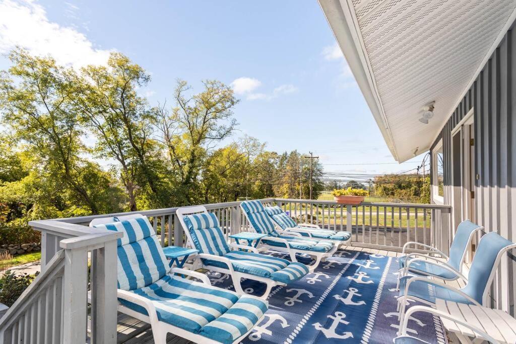 그로튼 Unique Retreat With Private Patio, 4 King Beds And Bbq 빌라 외부 사진