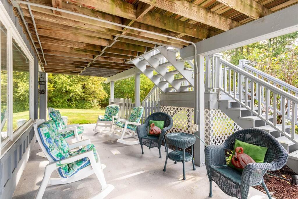 그로튼 Unique Retreat With Private Patio, 4 King Beds And Bbq 빌라 외부 사진