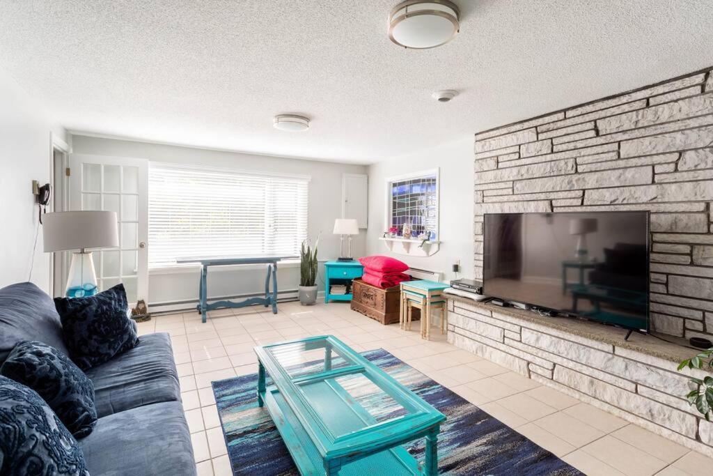 그로튼 Unique Retreat With Private Patio, 4 King Beds And Bbq 빌라 외부 사진