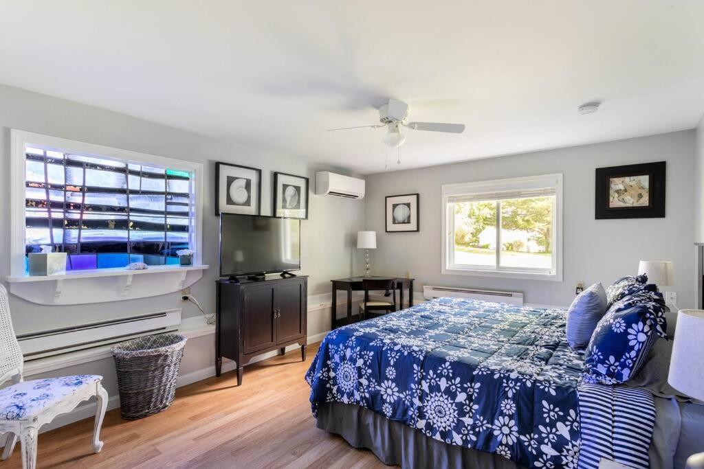 그로튼 Unique Retreat With Private Patio, 4 King Beds And Bbq 빌라 외부 사진