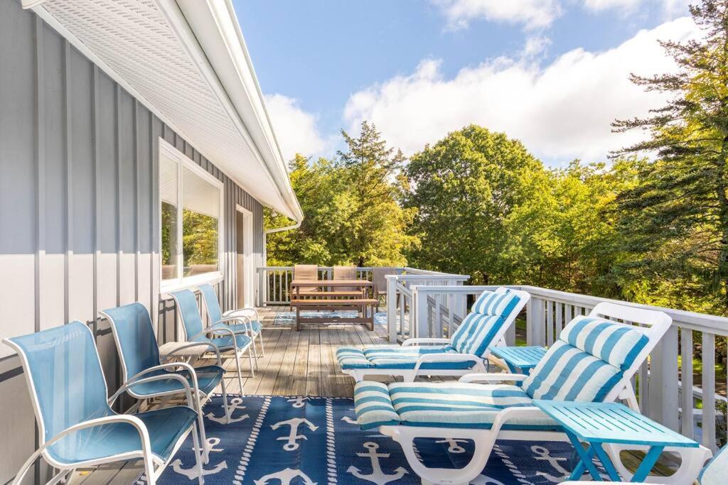 그로튼 Unique Retreat With Private Patio, 4 King Beds And Bbq 빌라 외부 사진