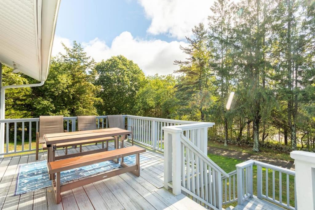 그로튼 Unique Retreat With Private Patio, 4 King Beds And Bbq 빌라 외부 사진
