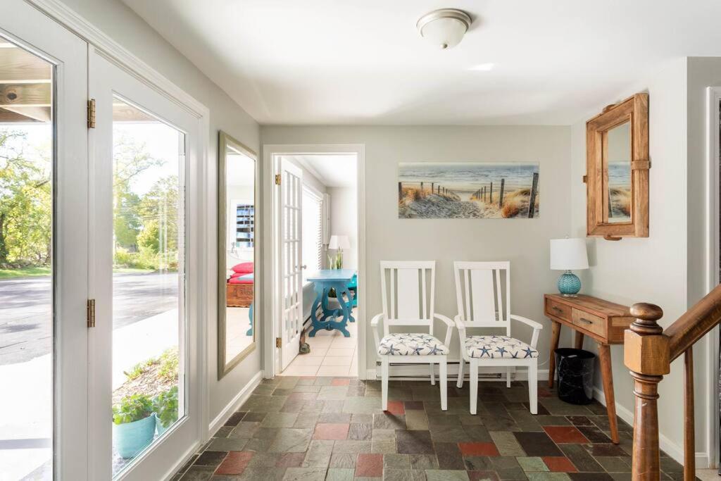 그로튼 Unique Retreat With Private Patio, 4 King Beds And Bbq 빌라 외부 사진