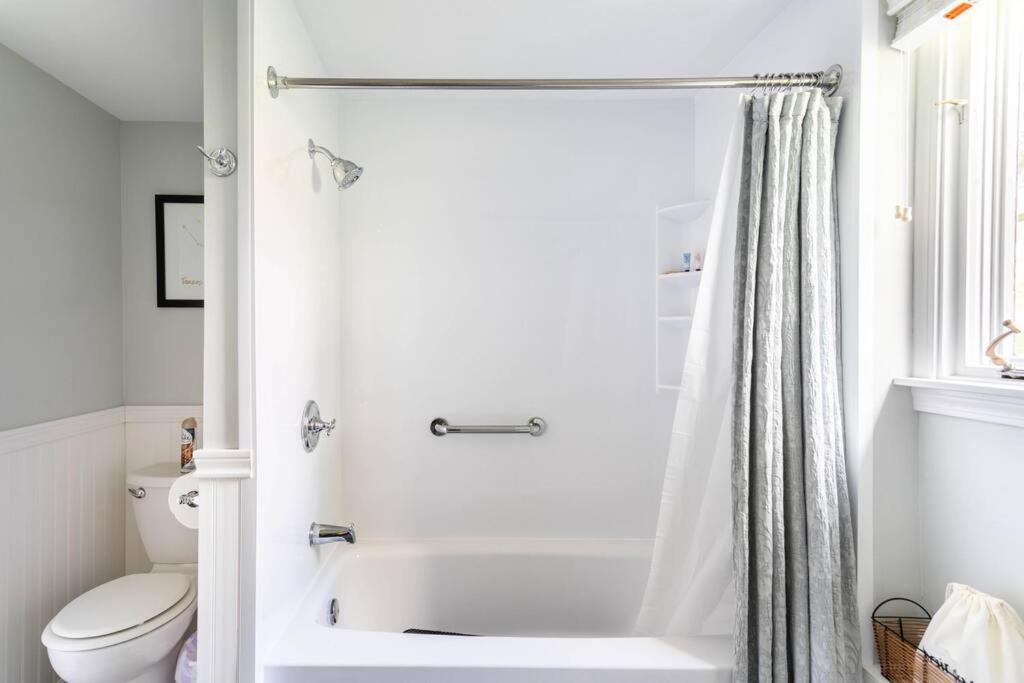 그로튼 Unique Retreat With Private Patio, 4 King Beds And Bbq 빌라 외부 사진