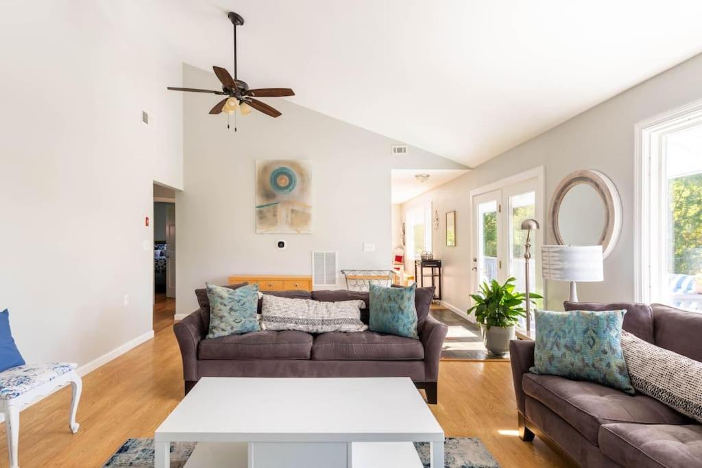 그로튼 Unique Retreat With Private Patio, 4 King Beds And Bbq 빌라 외부 사진