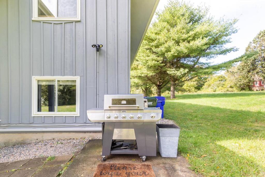 그로튼 Unique Retreat With Private Patio, 4 King Beds And Bbq 빌라 외부 사진