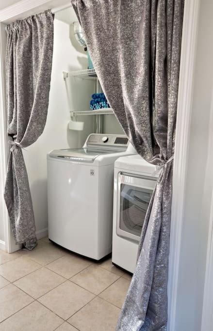 그로튼 Unique Retreat With Private Patio, 4 King Beds And Bbq 빌라 외부 사진