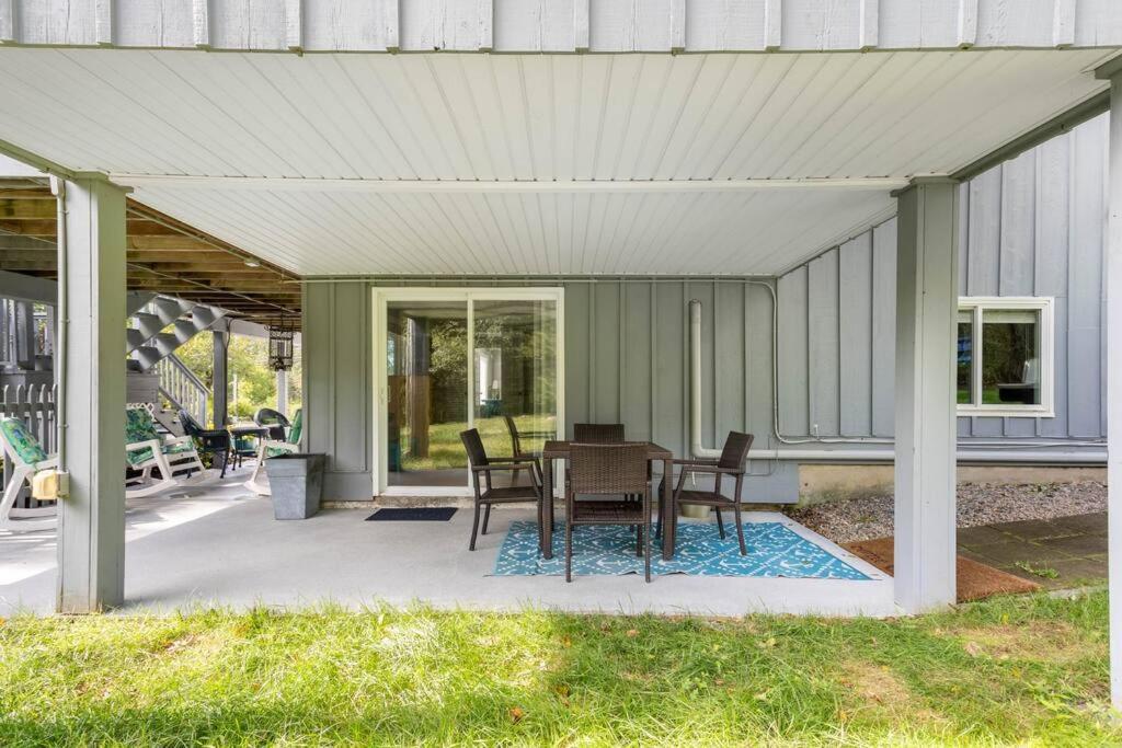 그로튼 Unique Retreat With Private Patio, 4 King Beds And Bbq 빌라 외부 사진