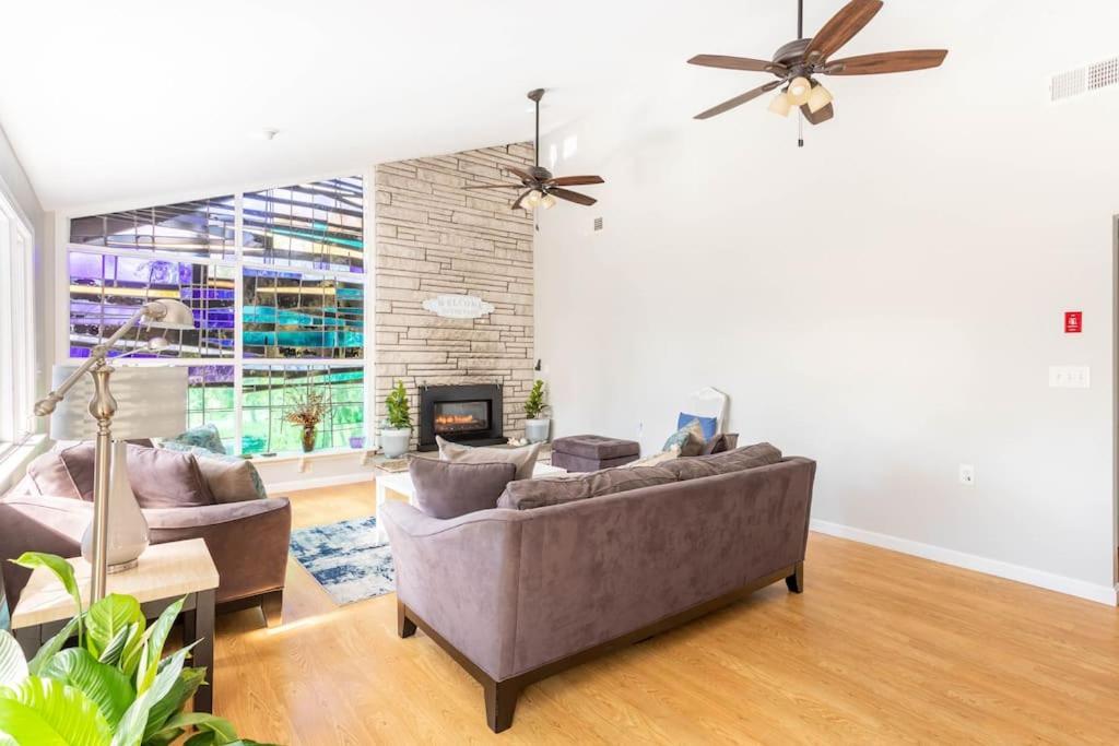 그로튼 Unique Retreat With Private Patio, 4 King Beds And Bbq 빌라 외부 사진